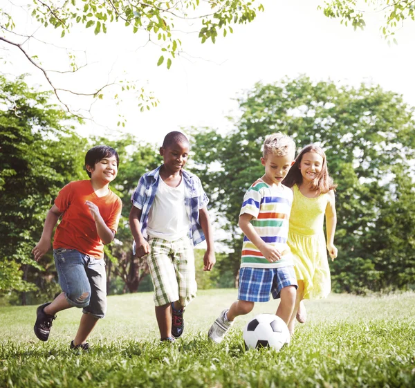 Les enfants jouent au football — Photo