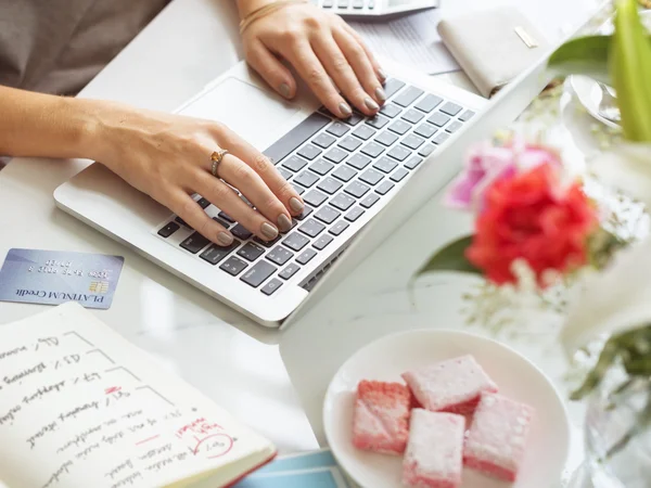 Wanita yang bekerja dengan laptop — Stok Foto