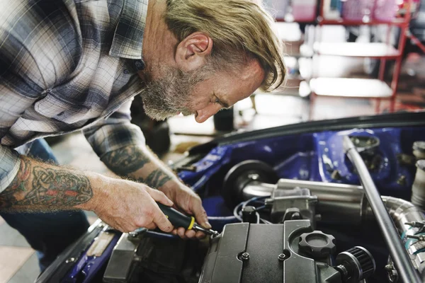 Automonteur in garage — Stockfoto