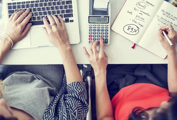 Mujeres calculando el plan de negocios —  Fotos de Stock