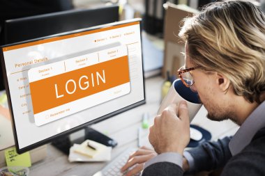 Ofiste bilgisayarla çalışan iş adamı