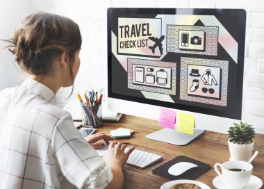 Bilgisayar kullanan iş kadını.