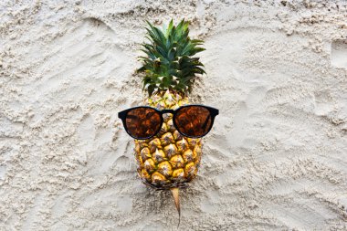 Ananas tropikal meyve suyu kavramı