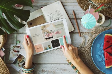 İnternetten alışveriş yapan kadın