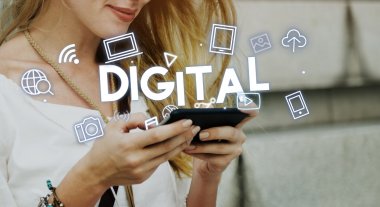 Telefonun ekranında arayan kadın