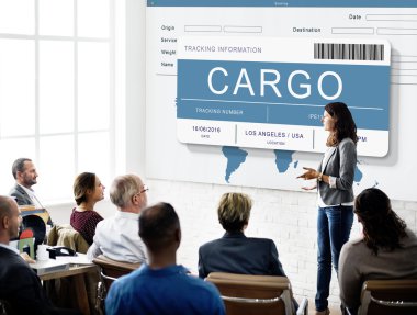 İş arkadaşları birlikte çalışıyor.