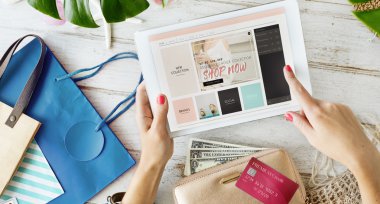 İnternetten alışveriş yapan kadın