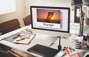 Bilgisayar ofiste tabloda