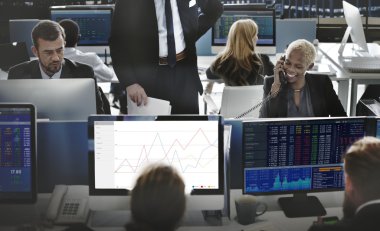 çalışma iş adamları ve grafik
