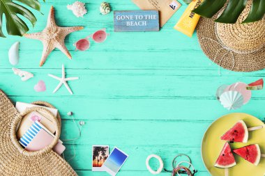 şapka, gözlük, denizyıldızı ahşap arka plan üzerinde