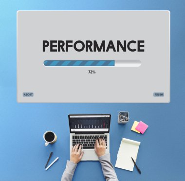 laptop ile çalışan kişi 