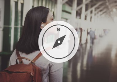 kadın kahverengi sırt çantası ile