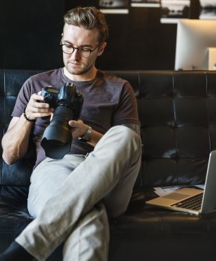 Fotoğrafçı profesyonel fotoğraf makinesi ile 