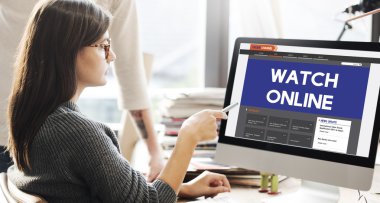 kadın seyret ile monitörde gösterilen