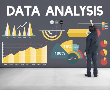 İş adamı duvara yakın duruyor 