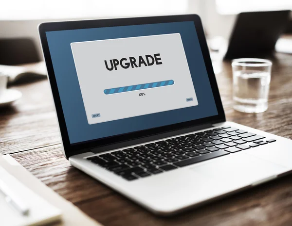 Laptop met Upgrade Concept — Stockfoto