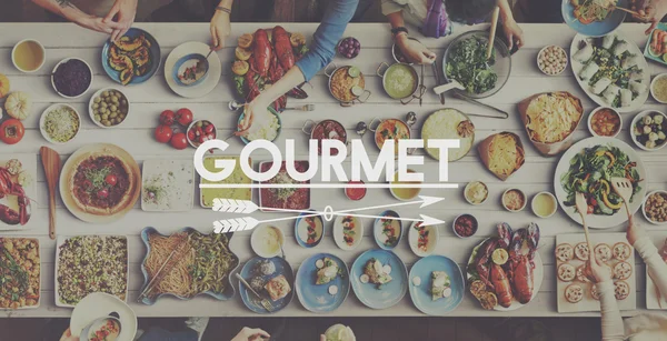 Τραπέζι με φαγητό και Gourmet έννοια — Φωτογραφία Αρχείου