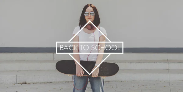 Ung kvinna med skateboard i hand — Stockfoto