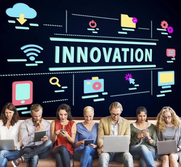 Folk sitter med enheter och innovation — Stockfoto