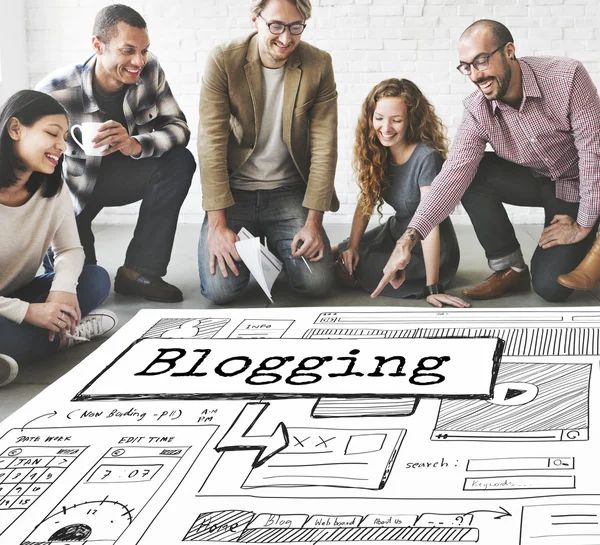 Formgivare som arbetar med bloggandet — Stockfoto