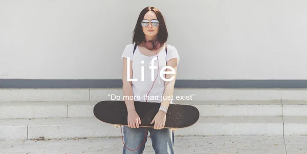 Junge Frau mit Skateboard in der Hand — Stockfoto