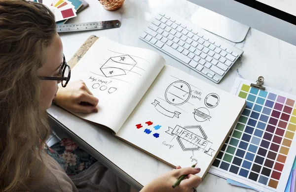 Frau macht sich Notizen im Tagebuch — Stockfoto