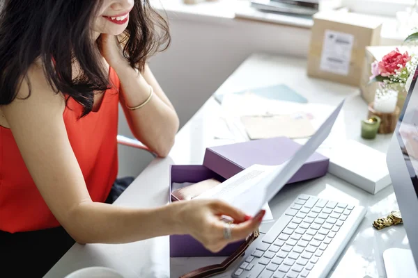 Vrouw bestelling speciaal cadeau — Stockfoto