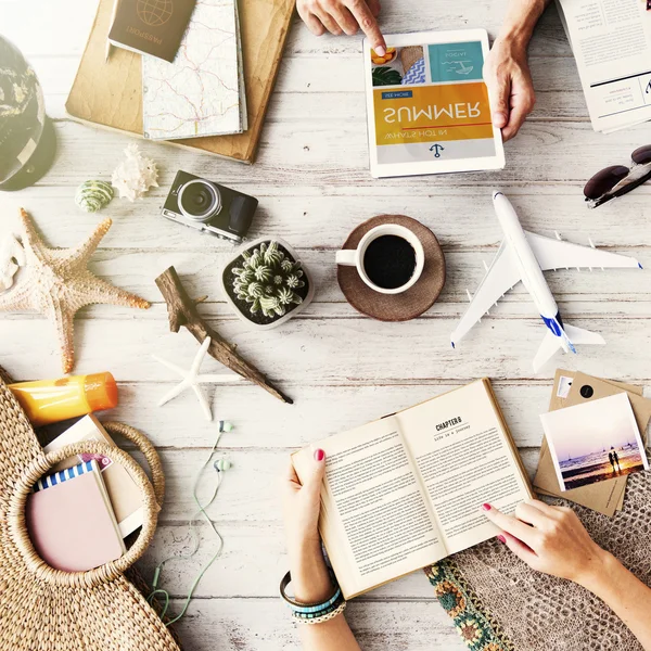 Man using tablet, woman reading — Stock Photo, Image