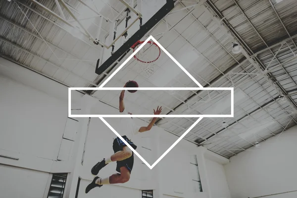 Deportista jugando al baloncesto — Foto de Stock