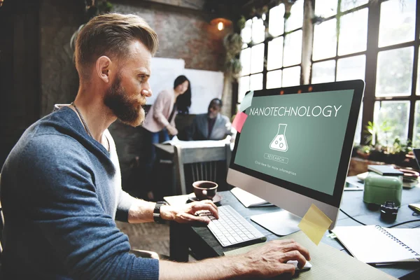 Homem no escritório trabalhando com computador — Fotografia de Stock