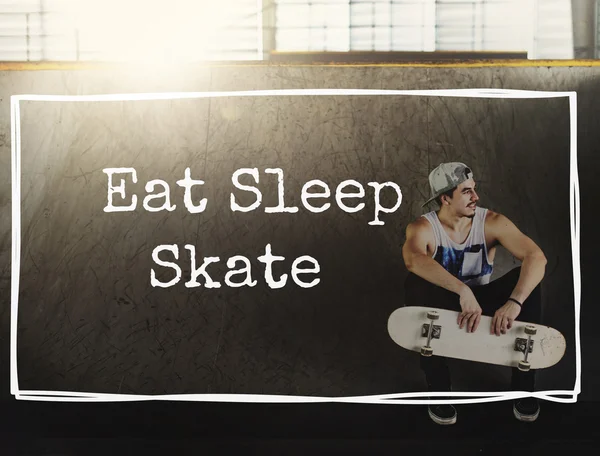 Hipster pojke håller Skateboard — Stockfoto