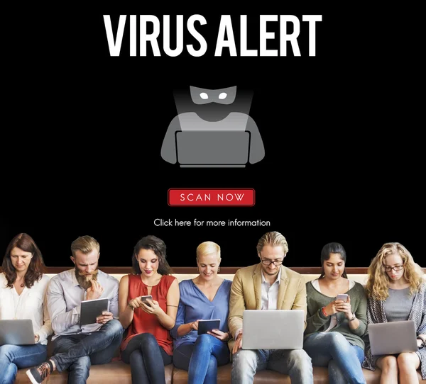 Les gens s'assoient avec des appareils et alerte de virus — Photo