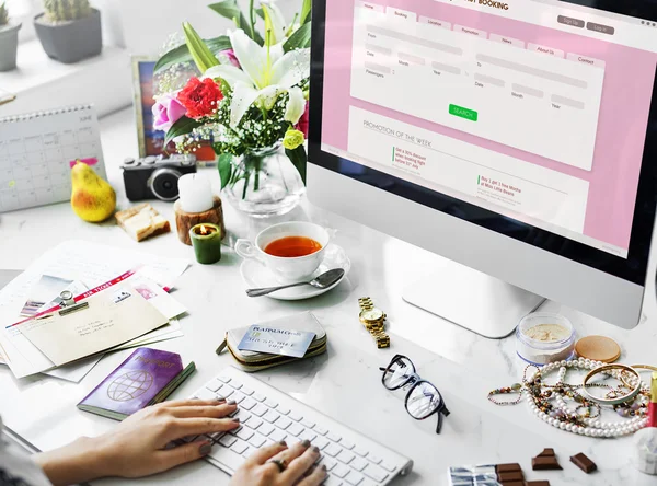 Frau arbeitet mit Laptop — Stockfoto