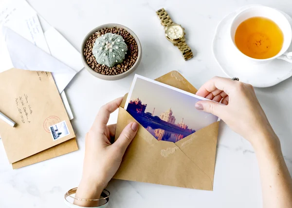 Kartpostal ve zarf tutan kadın — Stok fotoğraf