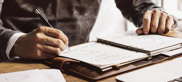 Persona escribiendo notas — Foto de Stock