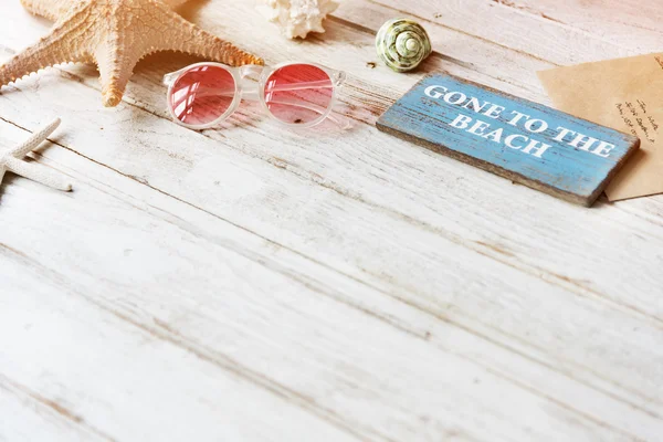 Tarjeta, gafas, estrella de mar en la mesa . —  Fotos de Stock