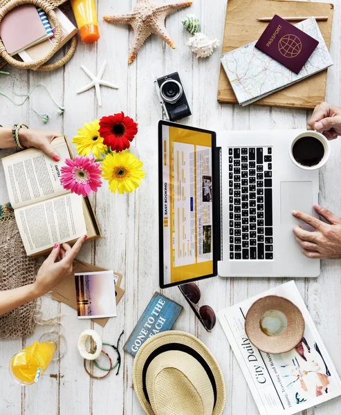 Man met laptop terwijl vrouw lezen — Stockfoto