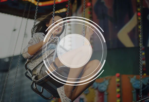 Mujer montando en columpio en Parque de Atracciones —  Fotos de Stock