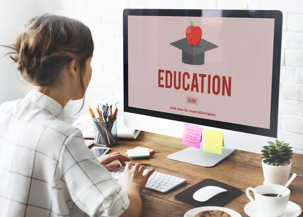 Zakenvrouw met behulp van computer. — Stockfoto