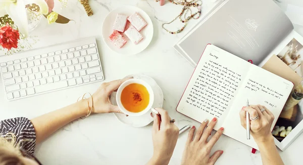 Ženy, píše deník a pití čaje — Stock fotografie