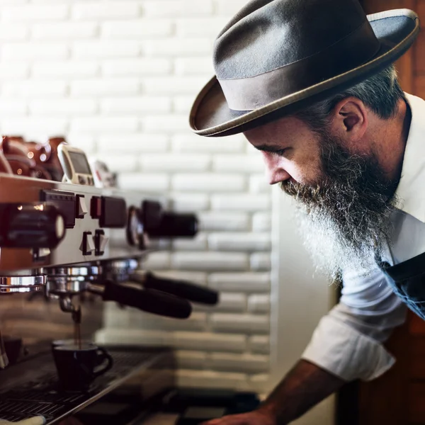 Barista robi kawę w kawiarni — Zdjęcie stockowe