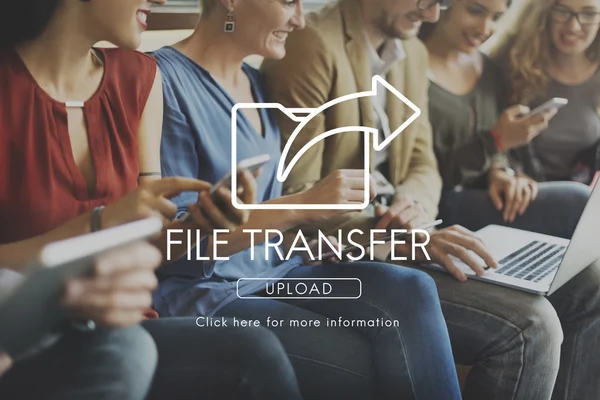 Orang duduk dengan perangkat dan file transfer — Stok Foto