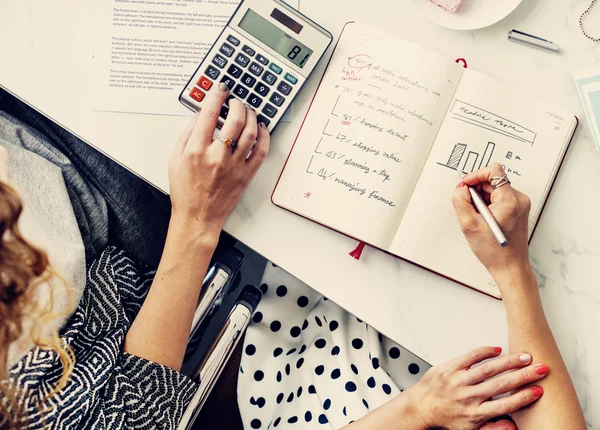 Mulheres calculando plano de negócios — Fotografia de Stock