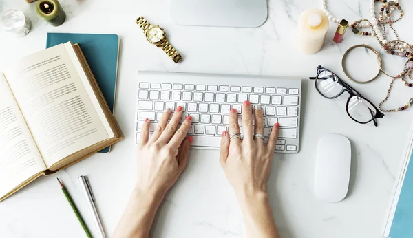 Mujer usando computadora — Foto de Stock