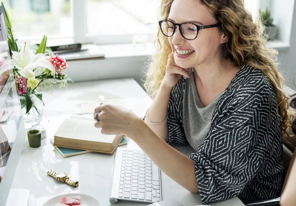 Women Friends Berbicara tentang Mode — Stok Foto