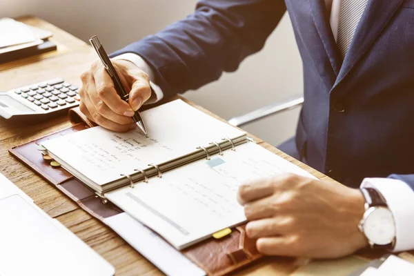 Person schreibt Notizen — Stockfoto