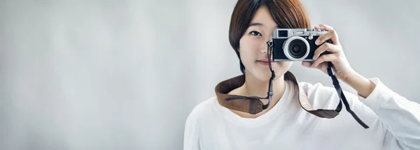 Азиатка с камерой — стоковое фото
