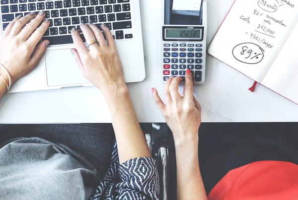 Mujeres calculando el plan de negocios — Foto de Stock