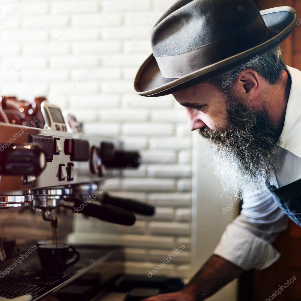 Kafede kahve yapan barista. Stok fotoğrafçılık ©Rawpixel Telifsiz