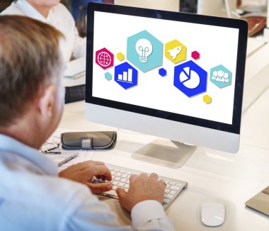 Olgun iş adamı bilgisayarda çalışıyor.